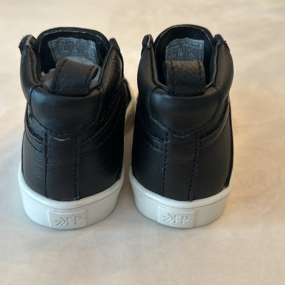 Freshly Picked Black and White High-Top Sneakers, sz 6 (little kid) - Picture 4 of 7